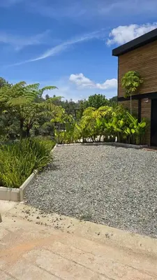a gravel driveway in front of a building at Villa Deluxe Curazao in El Peñol