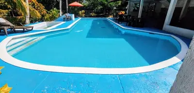 a swimming pool with a blue and white swimming pool at Siboney hotel in Honda