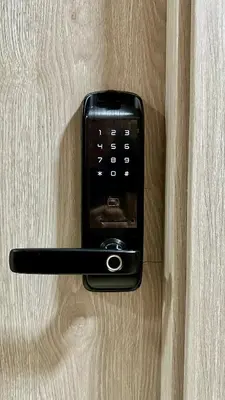 a cell phone is plugged into a door handle at Ubicación Privilegiada Laureles Medellin con Vista y AC in Medellín