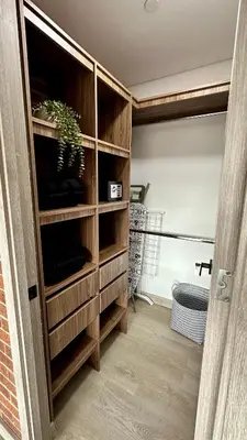 a room with a book shelf with a potted plant at Ubicación Privilegiada Laureles Medellin con Vista y AC in Medellín