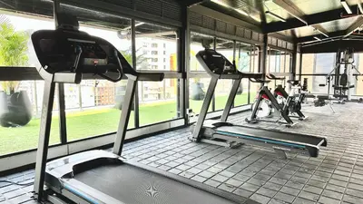 a gym with two treadmills and a treadmill at Ubicación Privilegiada Laureles Medellin con Vista y AC in Medellín