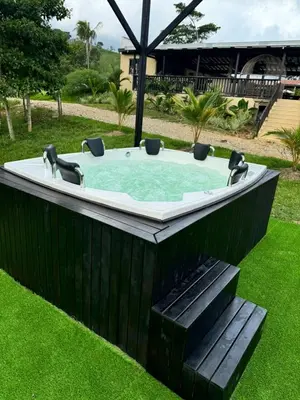 a hot tub in the middle of a field of grass at Finca Hotel Sawa in Maceo