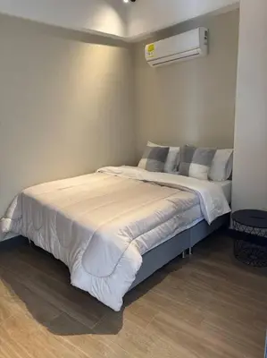 a bedroom with a large bed with white sheets at Apartamento 406 Poblado Cerca al CC El Tesoro in Medellín