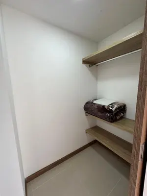 a small room with a bed on a shelf at Sector Tranquilo y Central, Excelente Vista in Manizales