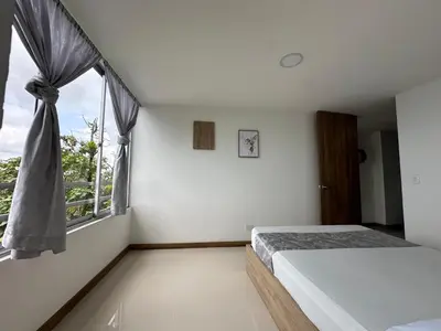 a bedroom with a bed and a window at Sector Tranquilo y Central, Excelente Vista in Manizales