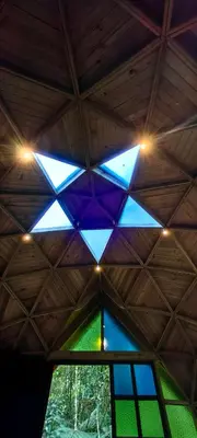 a room with a roof with a stained glass window at Sanayá Domo Glamping - Santa Elena in Santa Elena