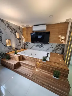 a large bathroom with a tub and a tv at Apartamento Laureles con Jacuzzi cerca al primer parque in Medellín