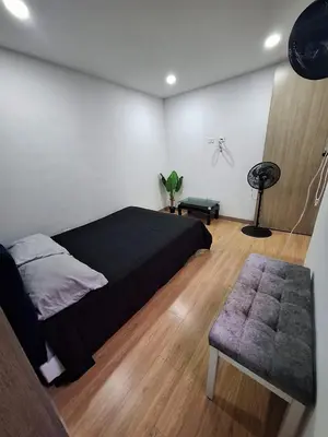 a bedroom with a bed and a bench in a room at Apartamento Laureles con Jacuzzi cerca al primer parque in Medellín