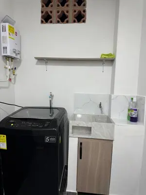 a kitchen with a sink and a microwave at Apartamento céntrico en Medellín in Medellín