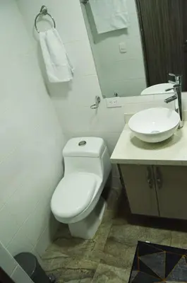 a bathroom with a white toilet and a sink at Cómo en casa in Itagüí