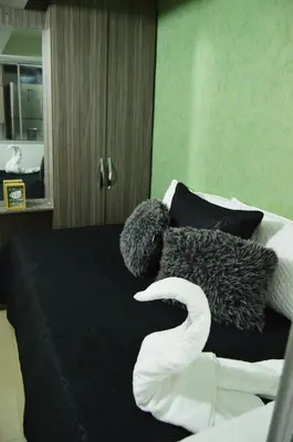 a stuffed teddy bear laying on a bed at Cómo en casa in Itagüí