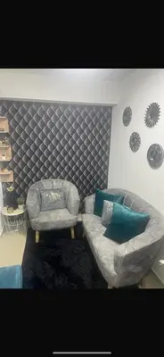 a living room with two chairs and a couch at Cómo en casa in Itagüí