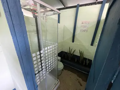 a bathroom with a toilet in a room at Camping tipo eco-confort Refugio Lancaster in Urrao
