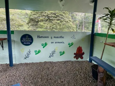 a wall with a sign that reads humsums y medicine on campus at Camping tipo eco-confort Refugio Lancaster in Urrao