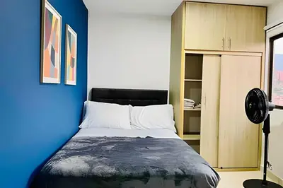 a bedroom with a bed and a blue wall at 9903 Vista al sur de la ciudad para 2 in Envigado