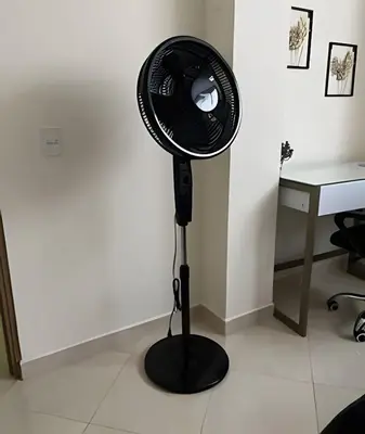 a black fan sitting on a floor in a room at 9904 Acogedor y cómodo aparta estudio dotado in Envigado
