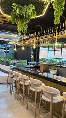 a bar in a restaurant with stools and a counter at Hotel 45 Park in Sabaneta