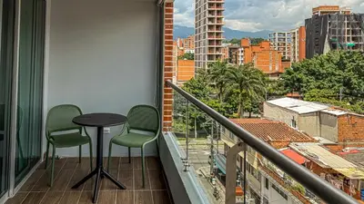 a balcony with a table and chairs and a view at Edificio Atalanta en el corazón de Medellín in Medellín