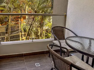 a patio with a table and chairs and a window at Edificio Atalanta en el corazón de Medellín in Medellín