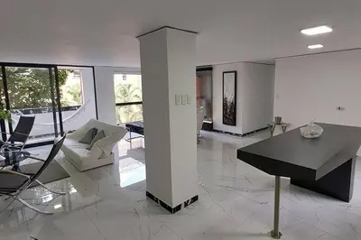 a white living room with a table and a couch at Apartamento Ejecutivo El Poblado Renta Larga 28 dias Amueblado WiFi in Medellín