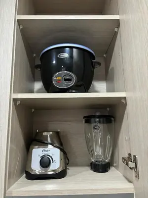 a cabinet with a blender and a toaster at Moderno Apartamento en Sabaneta cerca al parque in Sabaneta