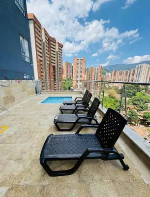 a row of chairs sitting on the roof of a building at Moderno Apartamento en Sabaneta cerca al parque in Sabaneta