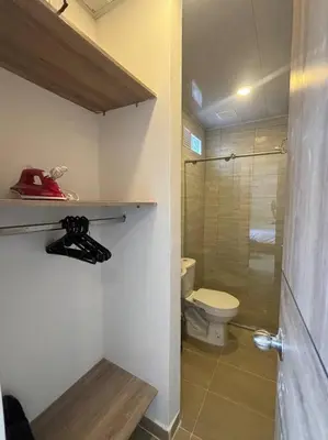 a bathroom with a toilet and a glass shower at Apartamento acogedor cerca al Cable in Manizales