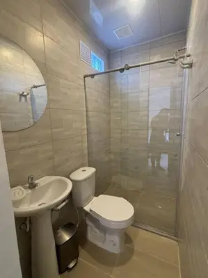 a bathroom with a toilet and a sink and a shower at Apartamento acogedor cerca al Cable in Manizales