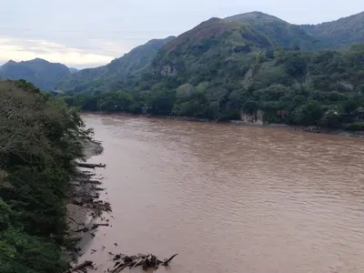 a view of a river with mountains in the background at Casa del Rio Low cost in Honda
