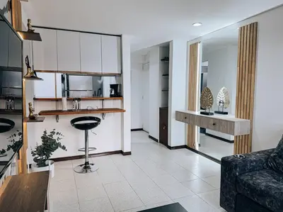 a living room with a couch and a bar in it at Exclusivo apartamento en Poblado con AC a 1 min Provenza in Medellín