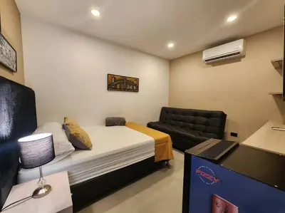a small room with a bed and a couch at Loft 10, Suite Parque del Poblado 204 in Medellín
