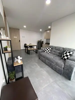 a living room with a couch and a table at Hermoso y cómodo apartamento in Sabaneta