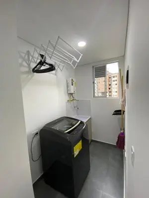 a room with a trash can in the corner of a room at Hermoso y cómodo apartamento in Sabaneta