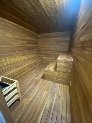 a small wooden sauna with a bench in it at Hermoso y cómodo apartamento in Sabaneta