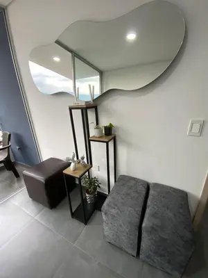 a living room with a couch and a chair at Hermoso y cómodo apartamento in Sabaneta