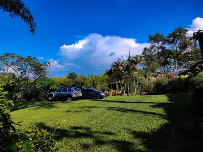 two cars parked in a grassy yard with trees at Finca Villa Laura in Támesis