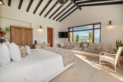 a white bedroom with a large bed and a couch at Fina Estampa Country Hotel - Mayores de 10 años in Támesis