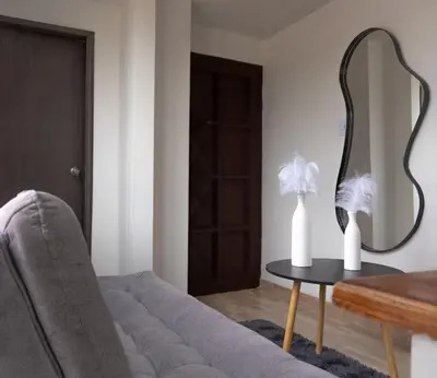 a living room with a couch and a table with a mirror at Apartamento en el Cable mejor zona en Manizales in Manizales