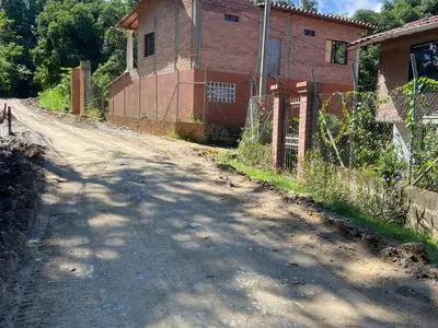 a dirt road next to a house with a fence at Finca Villa Dudia in Sopetran