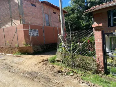 a house with a fence next to a dirt road at Finca Villa Dudia in Sopetran