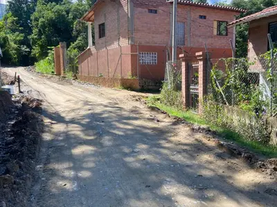 a dirt road next to a house with a fence at Finca Villa Dudia in Sopetran