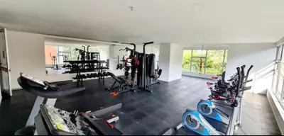 a room with a gym with two bikes in it at Piso27 PROMO! LUJOSO APARTAMENTO, PARKING Y ZONAS HUMEDAS in Sabaneta