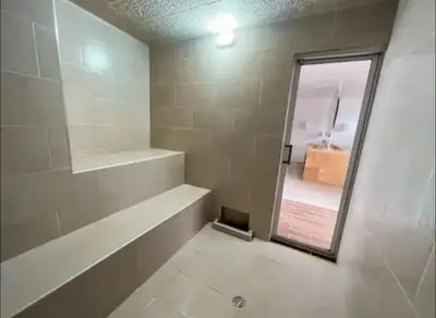 a bathroom with a shower with a tub and a window at Piso27 PROMO! LUJOSO APARTAMENTO, PARKING Y ZONAS HUMEDAS in Sabaneta