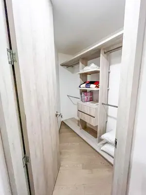 an open door to a closet with towels at Maravillosas vistas, excelente ubicación in Manizales