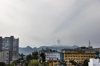 a view of a city with a mountain in the background at Maravillosas vistas, excelente ubicación in Manizales
