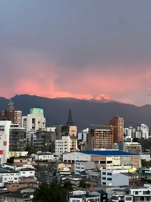 a city skyline with a mountain in the background at Apartamento Vista Panoramica 3 habitaciones 2 baños - Av Santander Sector El Cable y Estadio Palogrande in Manizales