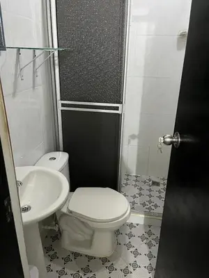 a bathroom with a toilet and a sink at Apartamento Napoles in Doradal