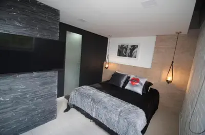 a bedroom with a bed with a red rose on it at EXCLUSIVO APARTAMENTO para disfrutar Medellin in Medellín