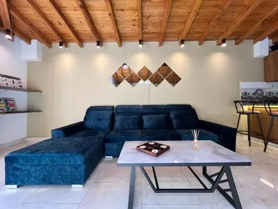 a living room with a blue couch and a table at Prosperity Room, Habitación doble - solo a una cuadra del parque in Carmen de Viboral