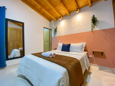 a bedroom with a large bed in a room at Serenity Room, Habitación doble - solo a una cuadra del parque in Carmen de Viboral